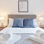 Pass The Keys Flat 8 - Charming 1 Bedroom Flat: Ideal Urban Oasis